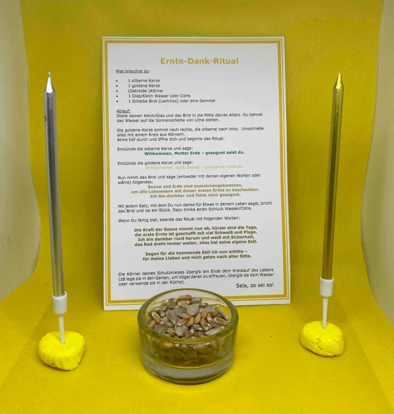 Lammas-Altar mit goldener und silberner Kerze, Getreidekörnern und Ritualtext