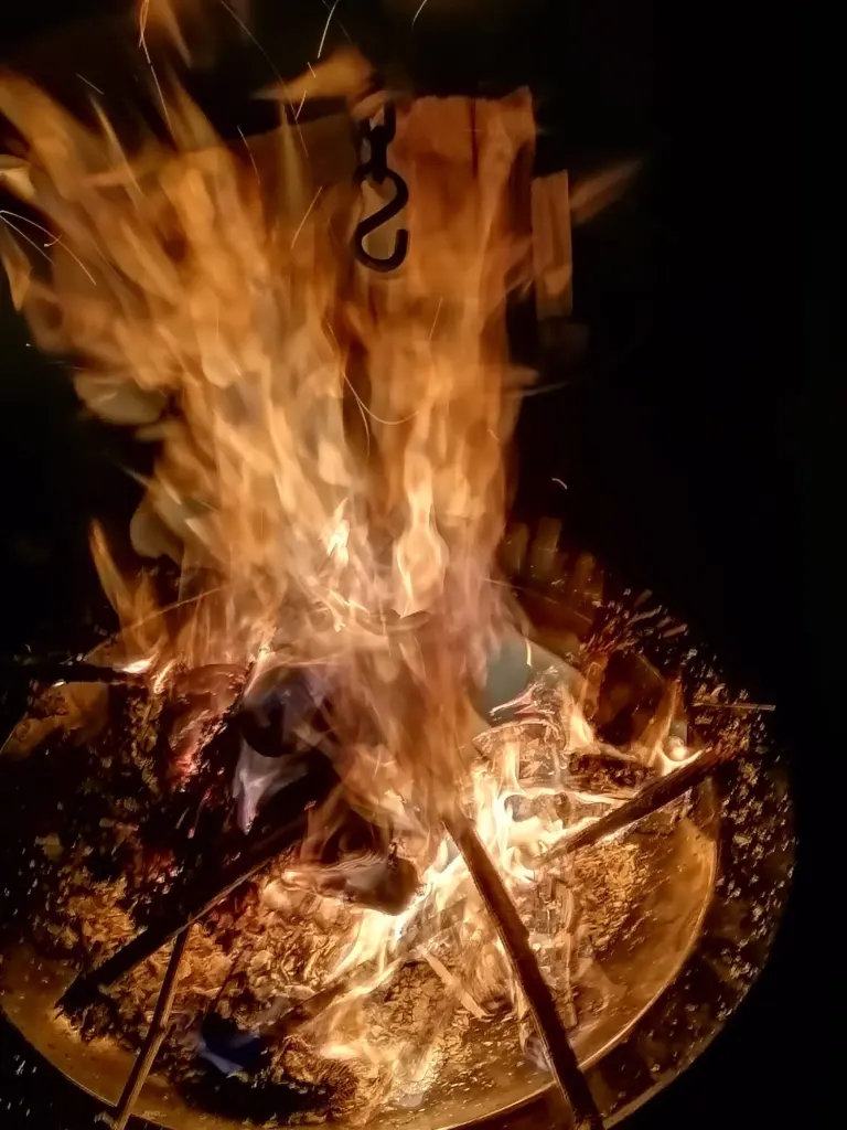 Jahreskreisfeuer in einer Feuerschale