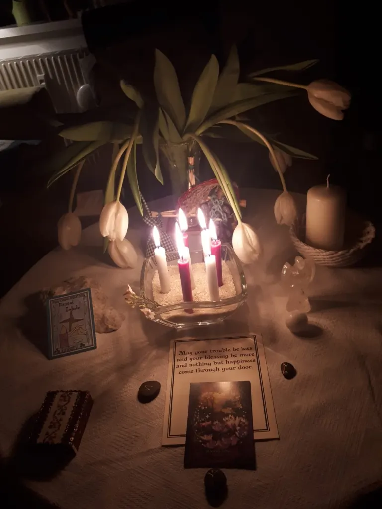 Kerzenaltar mit weißen Tulpen