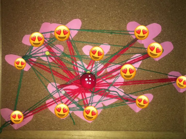 Herzen, mit roten Fäden verbunden – Symbol für Freundschaft und Selbstliebe