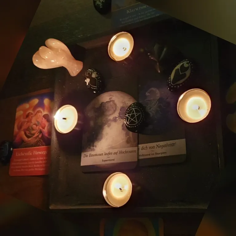 Schutzritual mit Teelichtern im Kreis um ein Mondbild