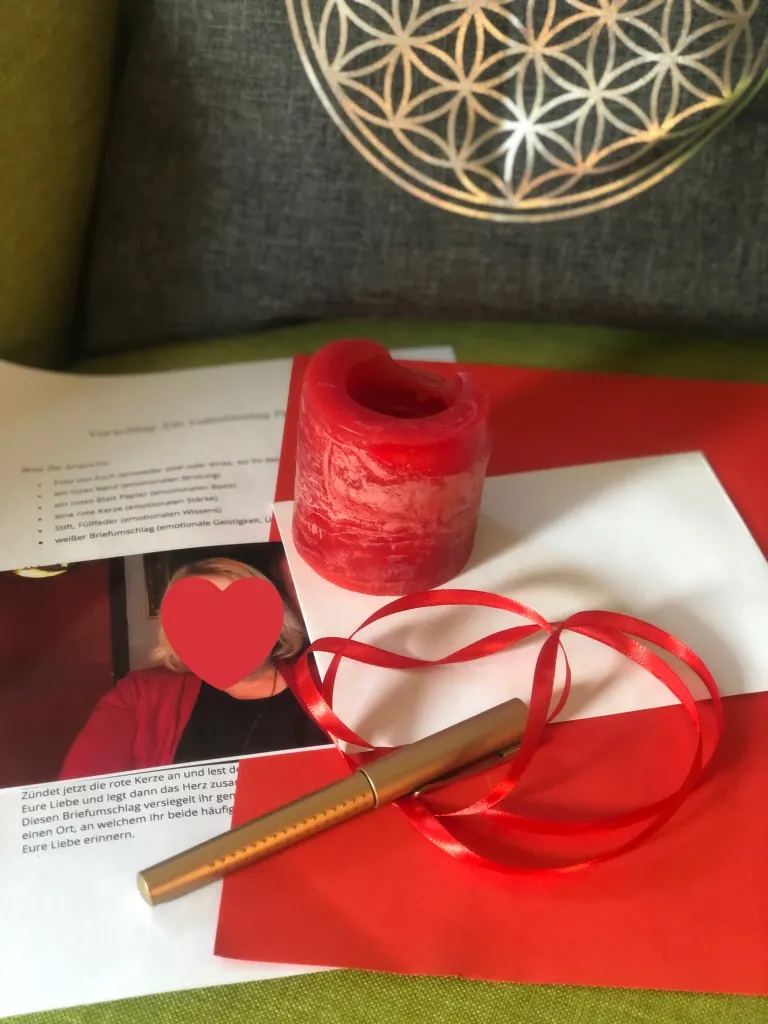 Valentinstag-Ritual mit rotem Band, roter Kerze und Füllfeder