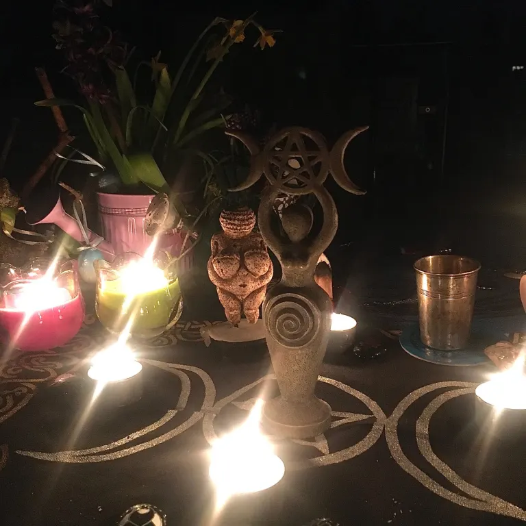 Vollmondaltar bei Kerzenlicht mit Göttinnenfigur